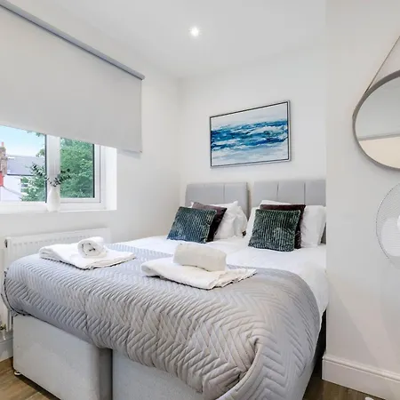 West Hendon Apartment Near Station With Parking - 360 Stays Exterior photo