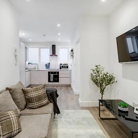West Hendon Apartment Near Station With Parking - 360 Stays Exterior photo