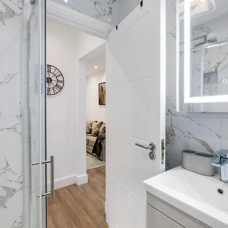 West Hendon Apartment Near Station With Parking - 360 Stays Exterior photo