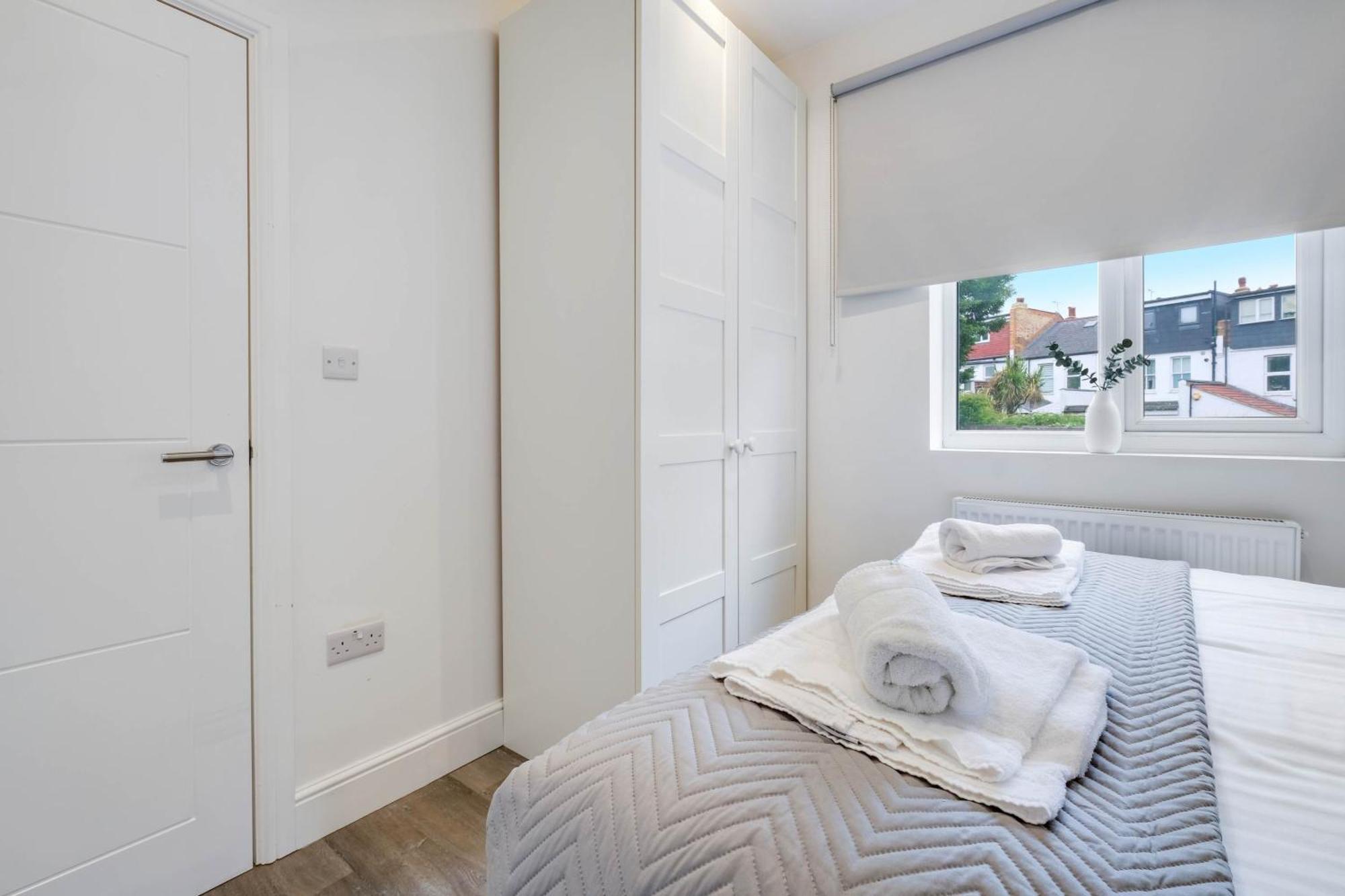 Apartment West Near Station With Parking - 360 *