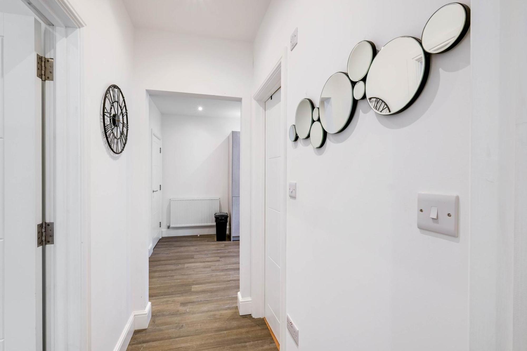 West Near Station With Parking - 360 * Hendon