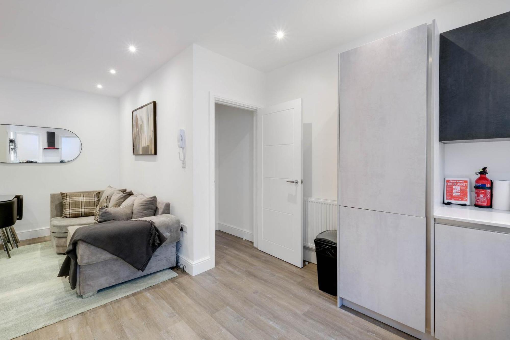 West Near Station With Parking - 360 Apartment *