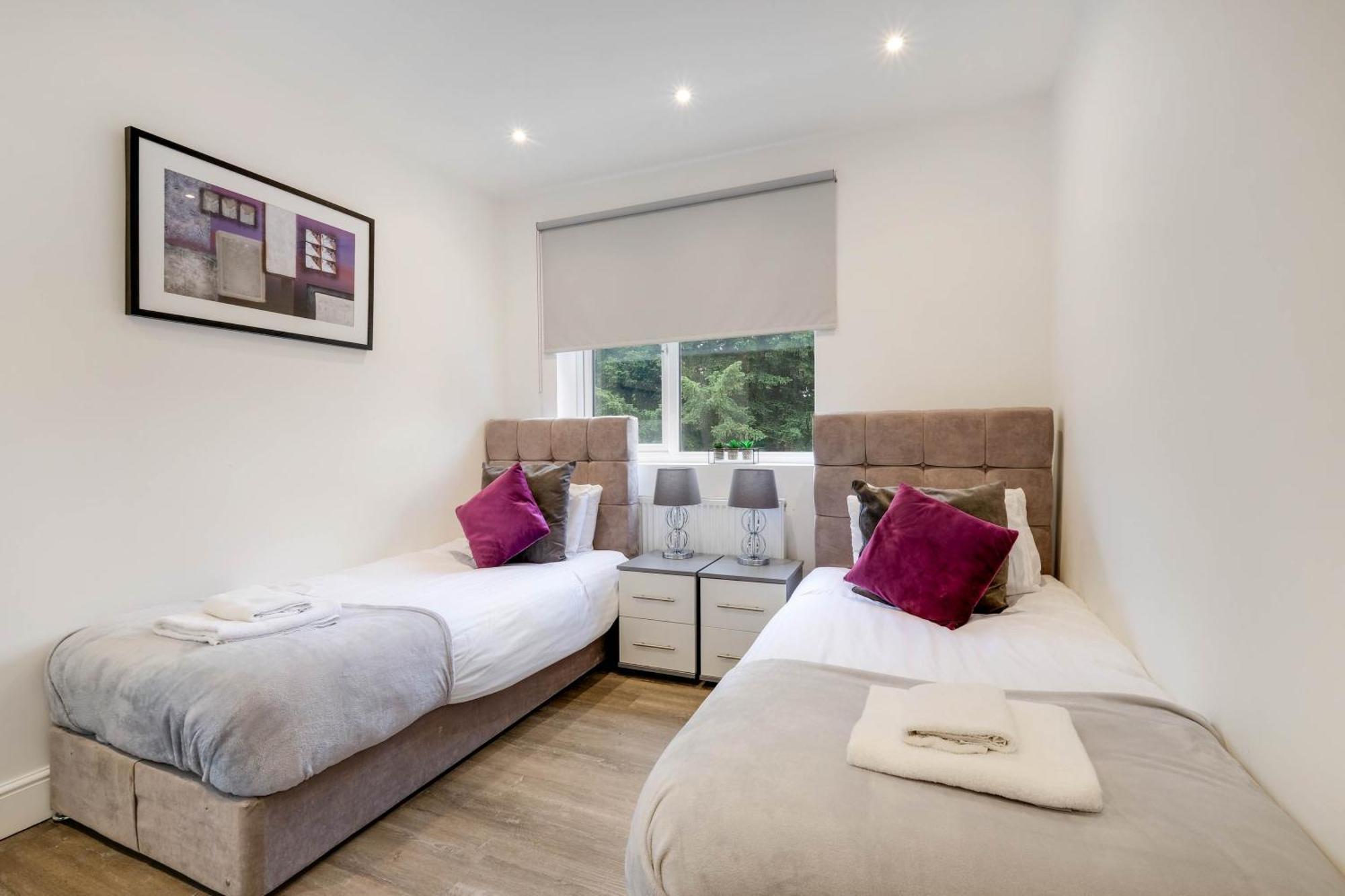 West Near Station With Parking - 360 Hendon