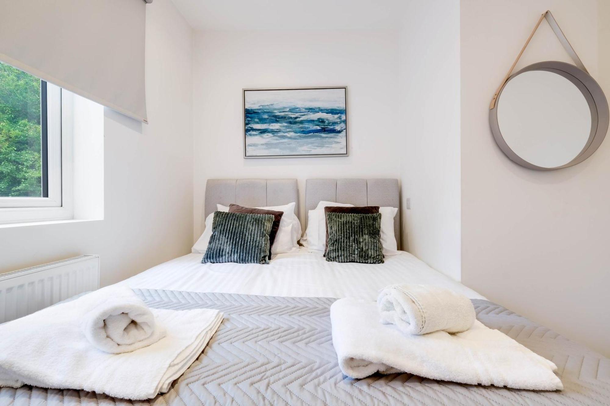 Apartment West Near Station With Parking - 360 *