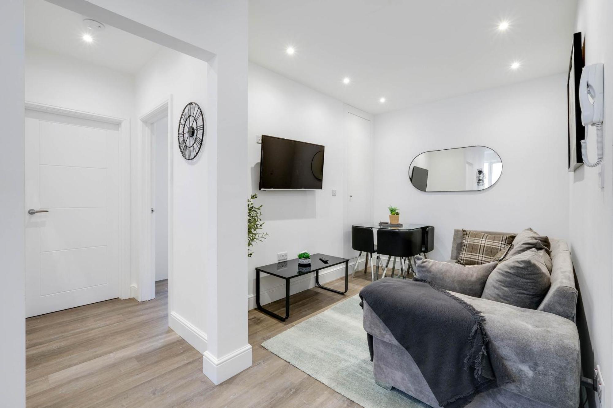 West Near Station With Parking - 360 Hendon