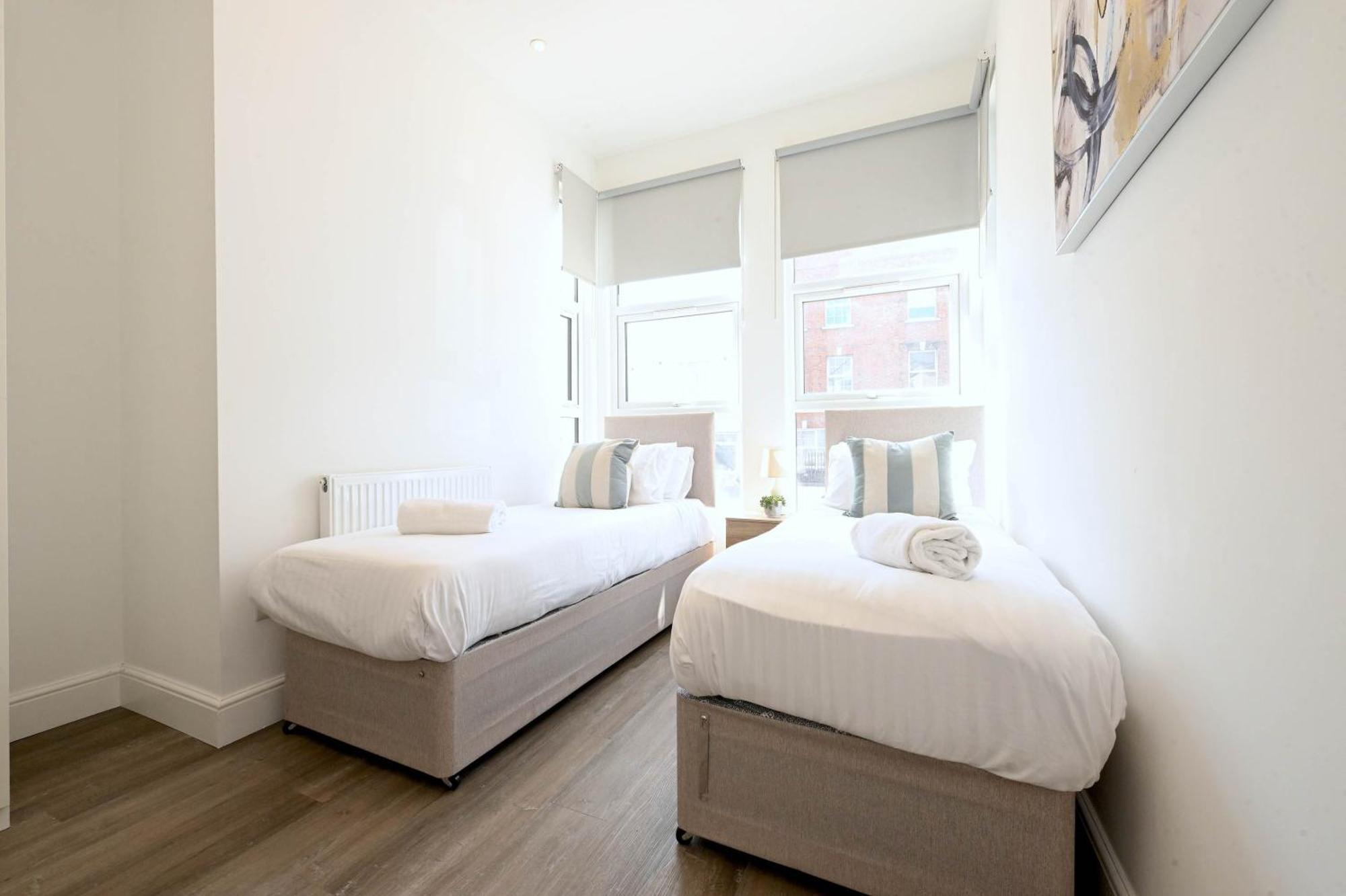 Apartment West Near Station With Parking - 360 *