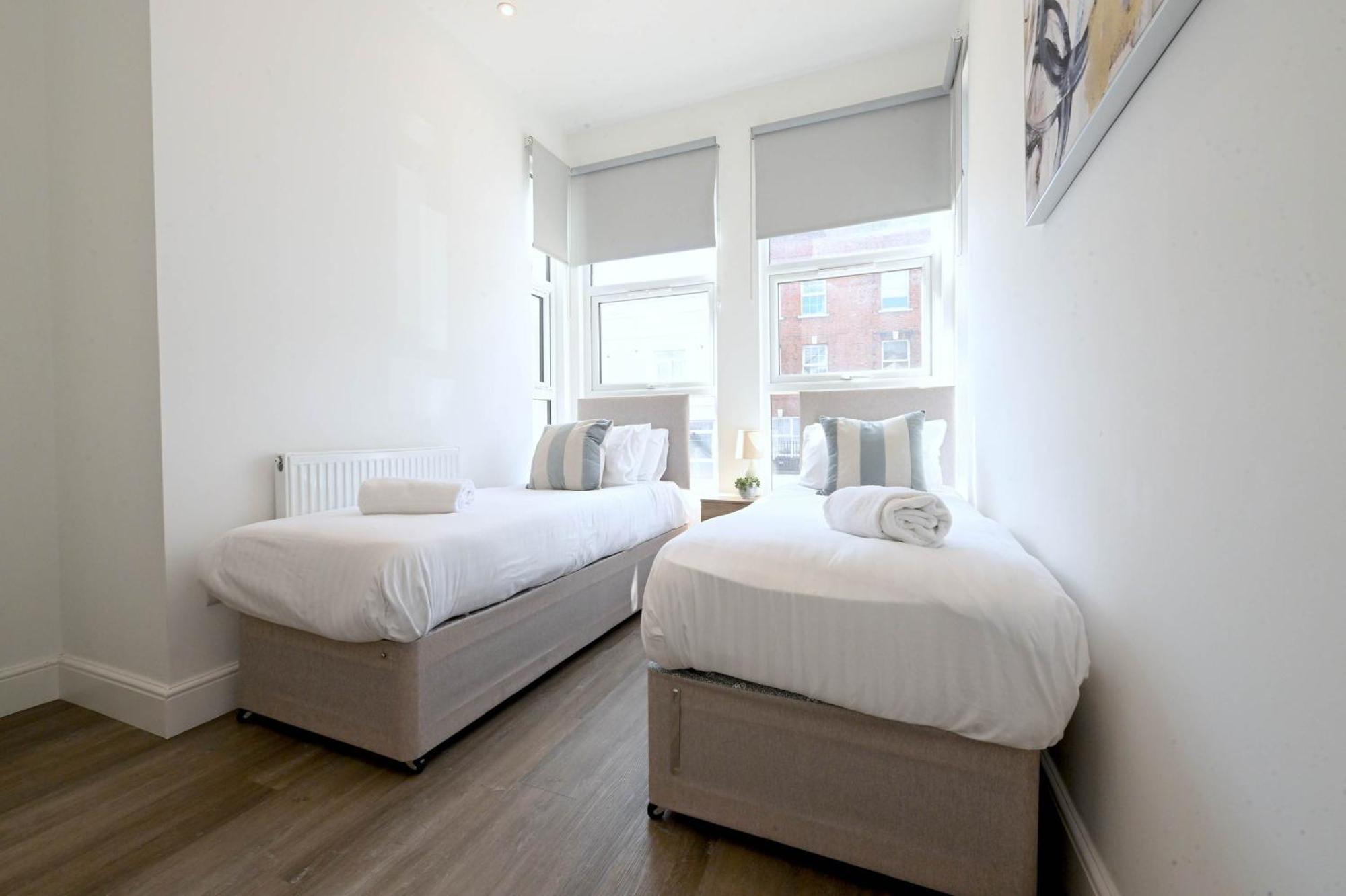 West Near Station With Parking - 360 Hendon