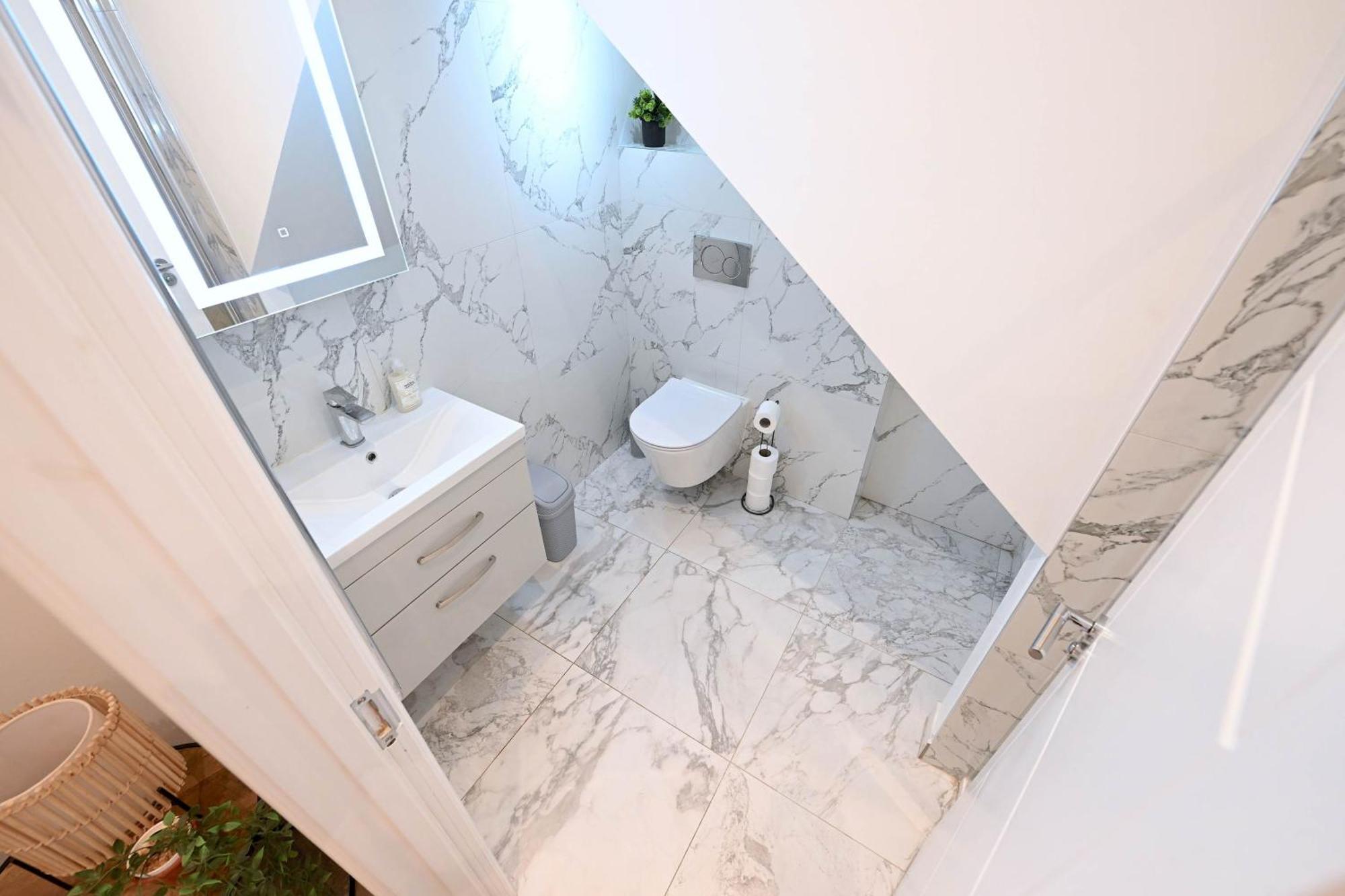 West Near Station With Parking - 360 Apartment *