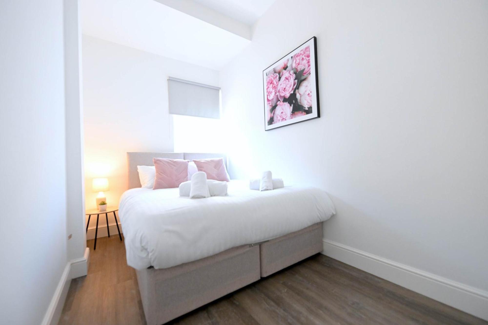 West Near Station With Parking - 360 Apartment Hendon